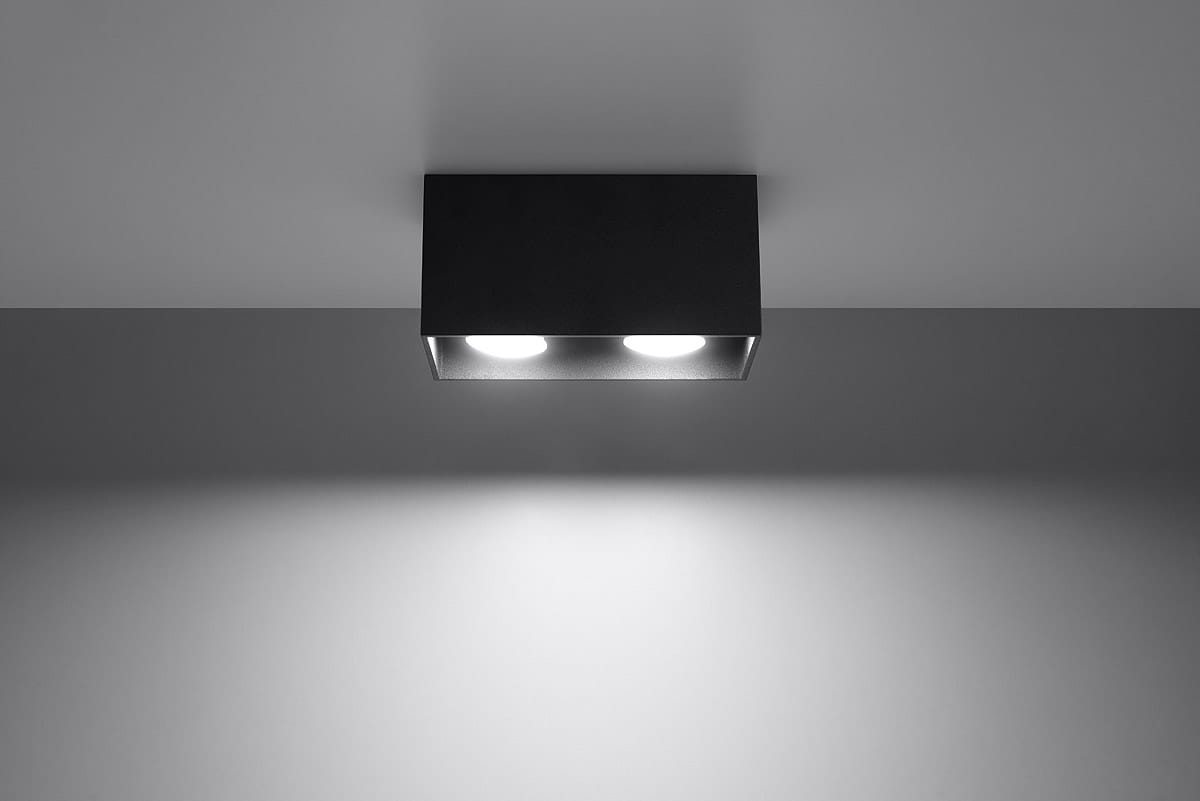 Lampa sufitowa Quad Maxi 2-punktowa w kolorze czarnym. Prosta, kwadratowa konstrukcja z dwoma okrągłymi źródłami światła. Montowana do sufitu, widoczna na jednolitym tle.