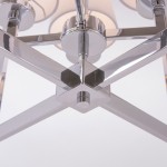 Lampa wisząca London 4-punktowa w kolorze chromu i białym. Zbliżenie na metalowy stelaż z błyszczącego chromu, z widocznymi detalami mocowania i czterema punktami świetlnymi. Prosta, nowoczesna konstrukcja, umieszczona na jasnym tle.