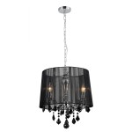Lampa wisząca Cornelia 3-punktowa w kolorze czarnym. Okrągły klosz z materiału, zdobiony kryształkami. Metalowa podstawa w kolorze chromu. Zawieszona na łańcuchu, z widocznymi żarówkami wewnątrz. Idealna do eleganckich wnętrz.