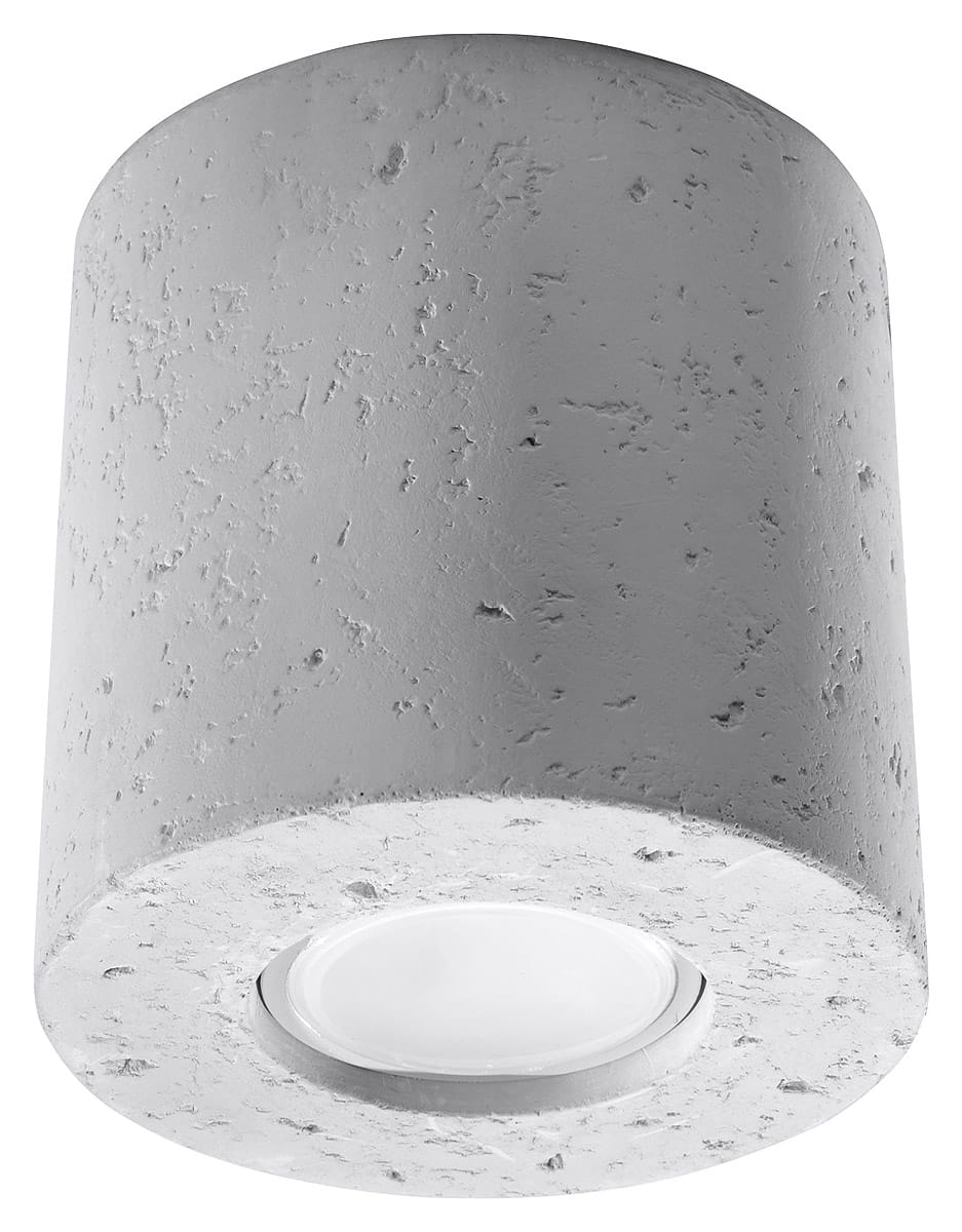 Lampa sufitowa Orbis Beton 1-punktowa SL.0488 w kształcie cylindrycznym, wykonana z szarego betonu o chropowatej fakturze. U góry znajduje się okrągła, biała oprawa świetlna. Produkt zamontowany na suficie, widok z dołu.