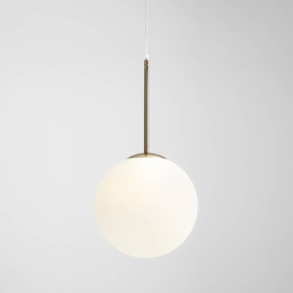 Lampa wisząca Bosso D30, jednolita kula w białym kolorze, zawieszona na złotym metalowym stelażu. Prosty, nowoczesny design, idealna do wnętrz. Ujęcie frontalne, na jednolitym tle.