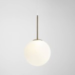 Lampa wisząca Bosso D30, jednolita kula w białym kolorze, zawieszona na złotym metalowym stelażu. Prosty, nowoczesny design, idealna do wnętrz. Ujęcie frontalne, na jednolitym tle.