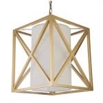 Lampa wisząca New York 1-punktowa w złotej metalowej oprawie o geometrycznym kształcie, z białym kloszem w formie cylindra. Ujęcie z przodu, zawieszona na łańcuszku, prezentująca nowoczesny design.