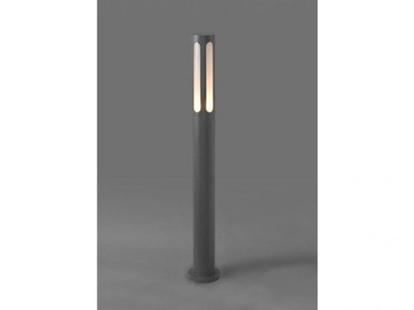 Mekong lampa ogrodowa stojąca 1-punktowa, wykonana z ciemnoszarego materiału, o prostym cylindrycznym kształcie. Wyposażona w dwa wąskie otwory, przez które wydobywa się ciepłe światło, stojąca na okrągłej podstawie. Tło szare.