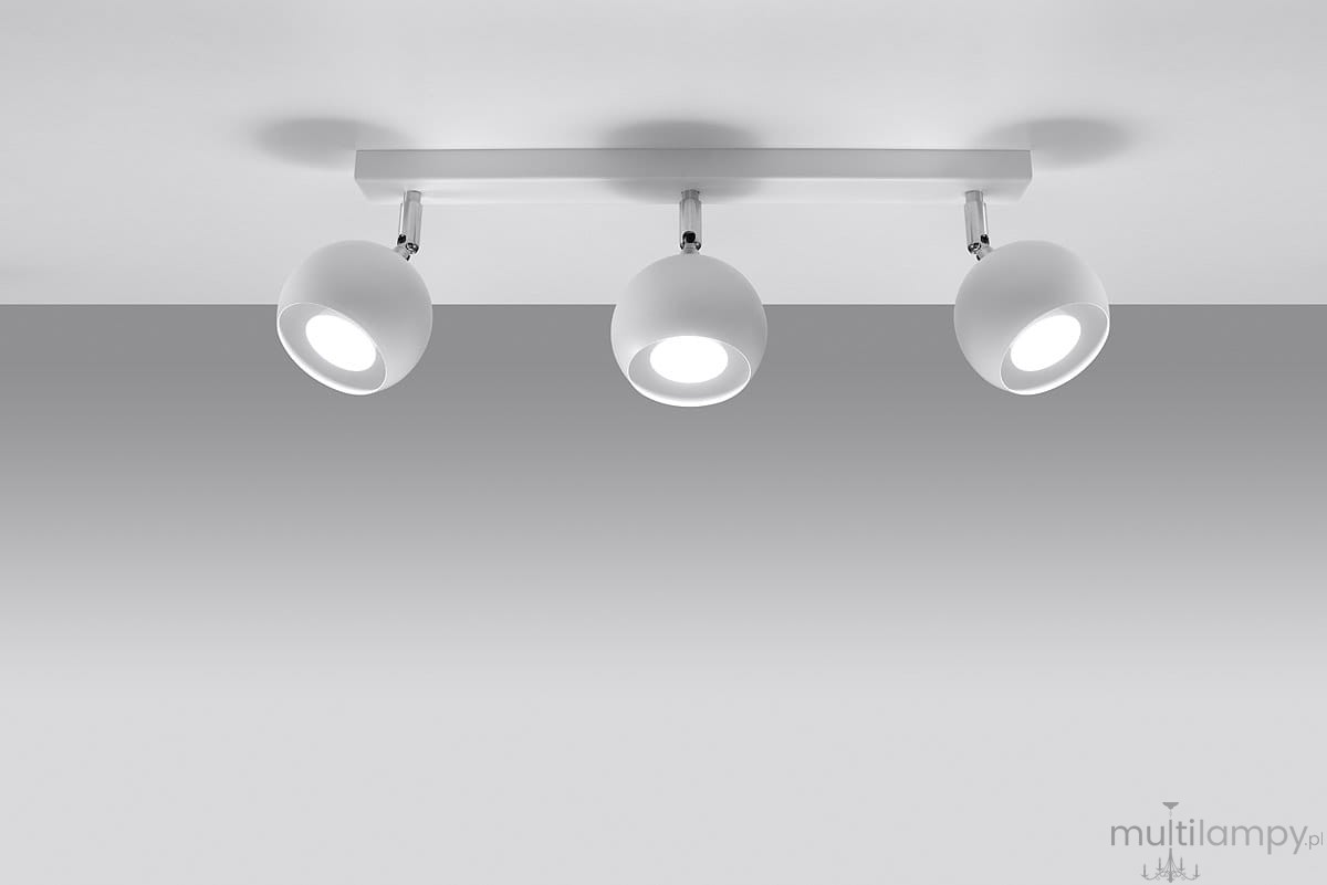 Biała lampa sufitowa Oculare z trzema punktami świetlnymi, zamocowana na prostokątnej, białej podstawie. Każdy reflektor ma okrągły kształt i emituje jasne światło. Produkt widoczny z góry, na jednolitym tle.