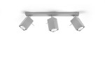 Merida lampa sufitowa 3-punktowa w kolorze szarym. Ułożona poziomo, z trzema regulowanymi reflektorami w kształcie prostopadłościanu. Metalowa konstrukcja z matowym wykończeniem, zamontowana na prostokątnej podstawie. Tło białe.