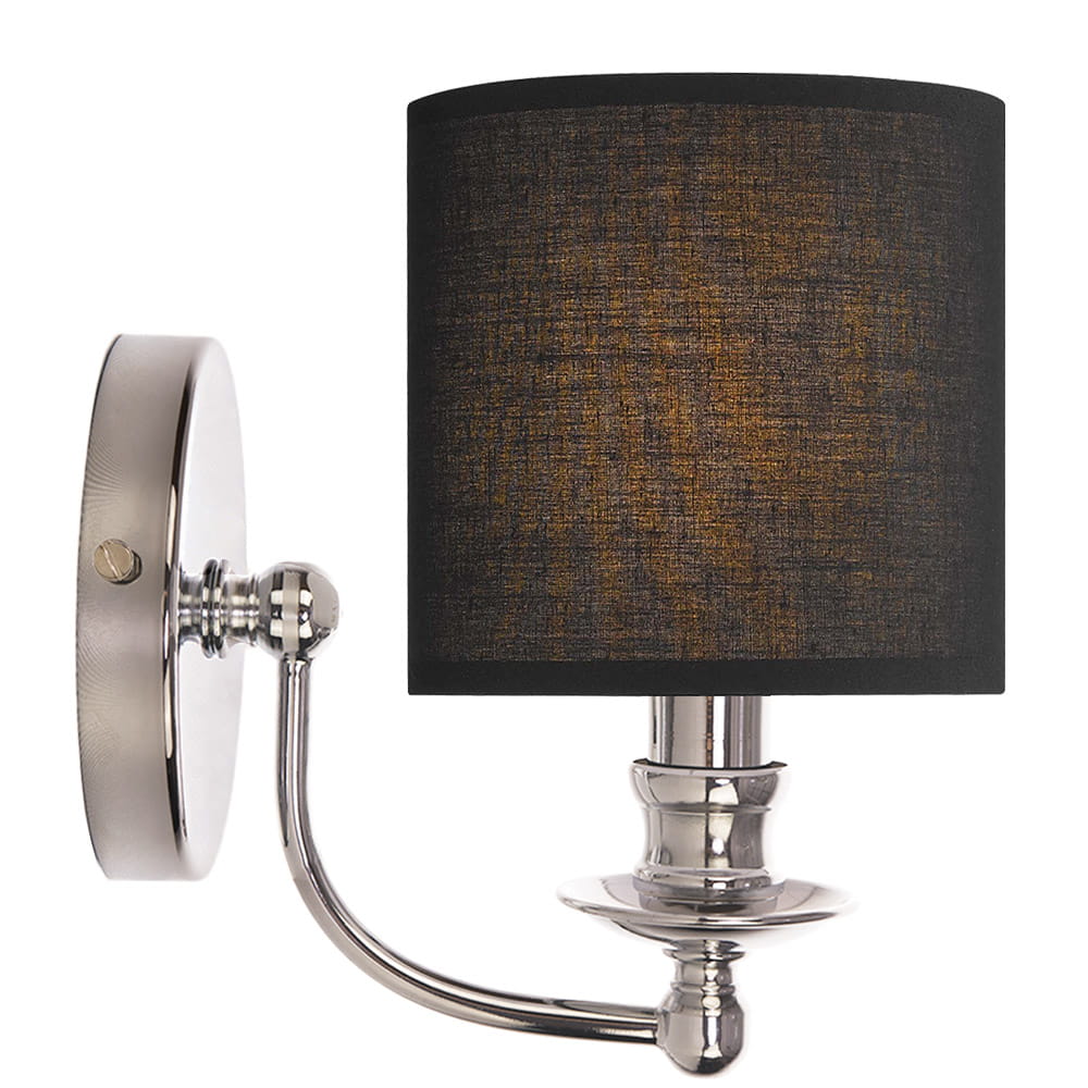 Kinkiet Abu Dhabi 1-punktowy z chromowanym stelażem i czarnym kloszem z tkaniny. Produkt zamontowany na ścianie, z wyraźnym detalem w postaci eleganckiego, zaokrąglonego uchwytu. Tło proste, co podkreśla jego design.