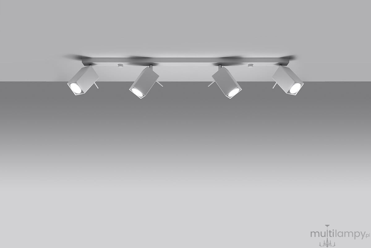Biała lampa sufitowa Merida, 4-punktowa, z zamontowanymi reflektorami w kształcie prostokątów, skierowanymi w różne strony. Produkt zamontowany na płaskiej, metalowej podstawie, widoczny z góry na jednolitym tle.